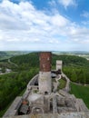 Malownicze ruiny zamku krÃÂ³lewskiego poÃÂ Ã¢â¬Å¡oÃÂ ÃÂ¼one na wysokim wzgÃÂ³rzu w ChÃâÃ¢âÂ¢cinach